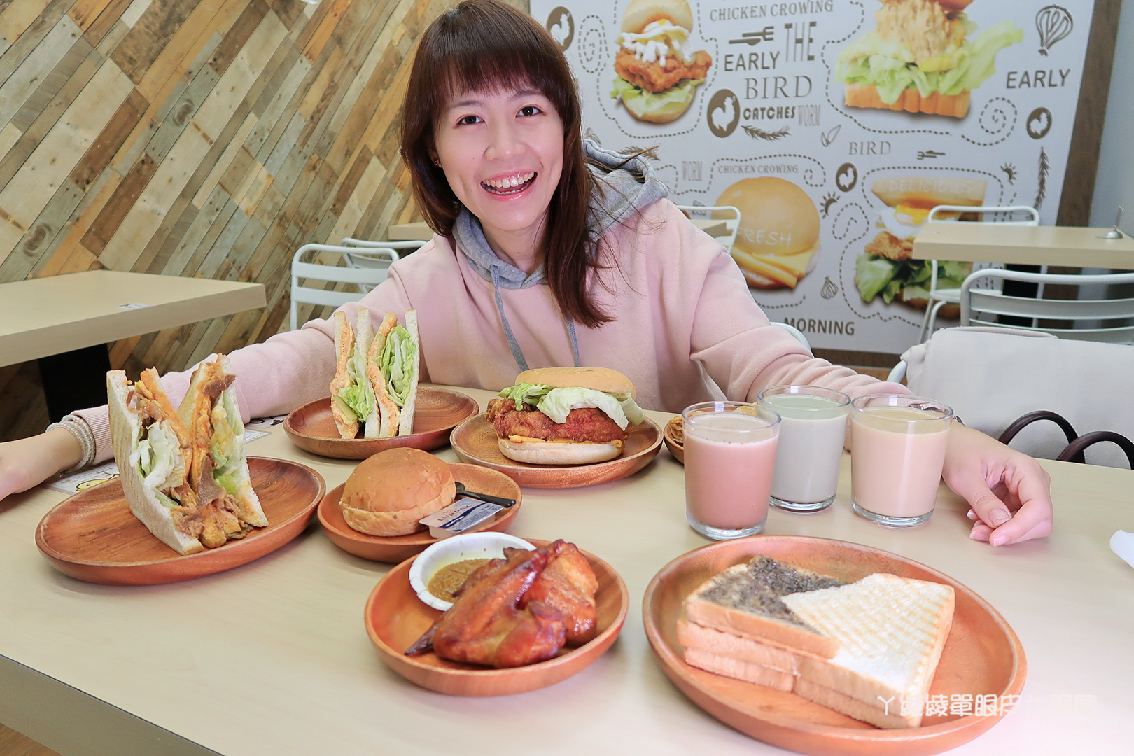 新竹早餐推薦｜早安公雞農場晨食！新竹東南街櫻花步道附近，霸氣又美味的槍客牛仔雞腿排老麵堡