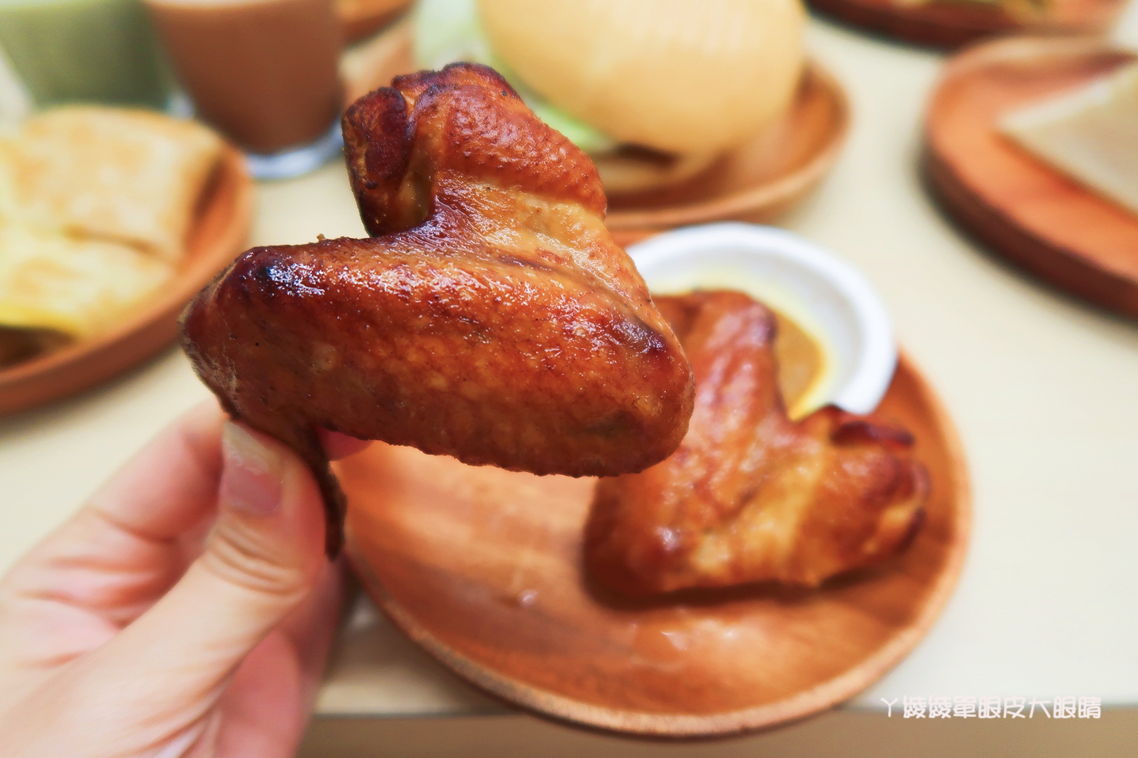 新竹早餐推薦｜早安公雞農場晨食！新竹東南街櫻花步道附近，霸氣又美味的槍客牛仔雞腿排老麵堡