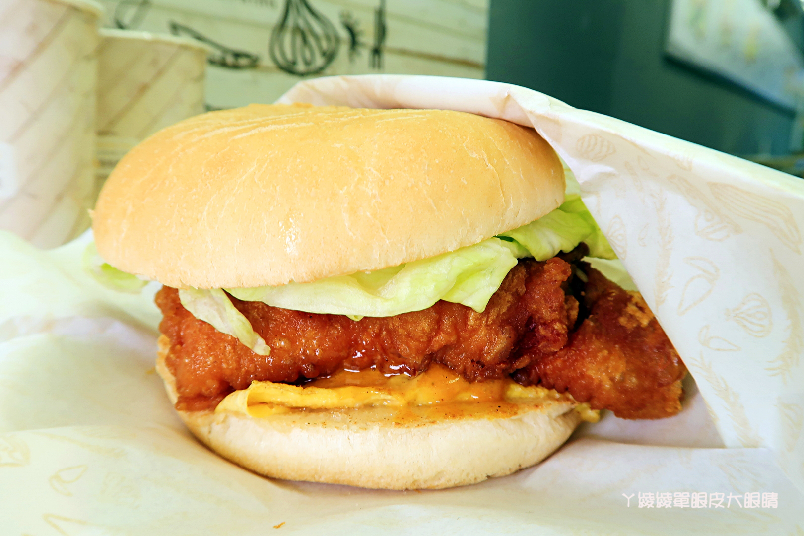 新竹早餐推薦｜早安公雞農場晨食！新竹東南街櫻花步道附近，霸氣又美味的槍客牛仔雞腿排老麵堡