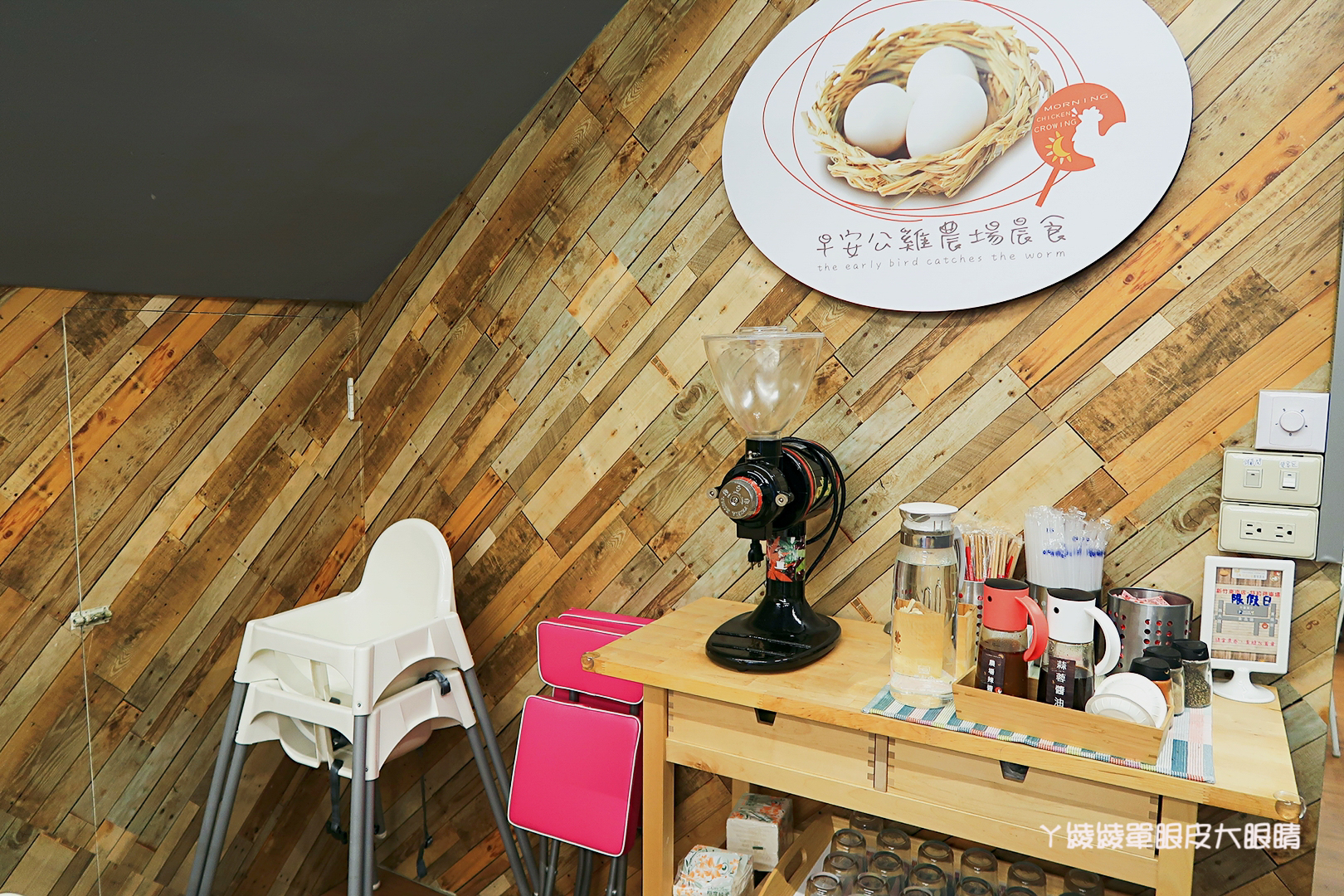 新竹早餐推薦｜早安公雞農場晨食！新竹東南街櫻花步道附近，霸氣又美味的槍客牛仔雞腿排老麵堡