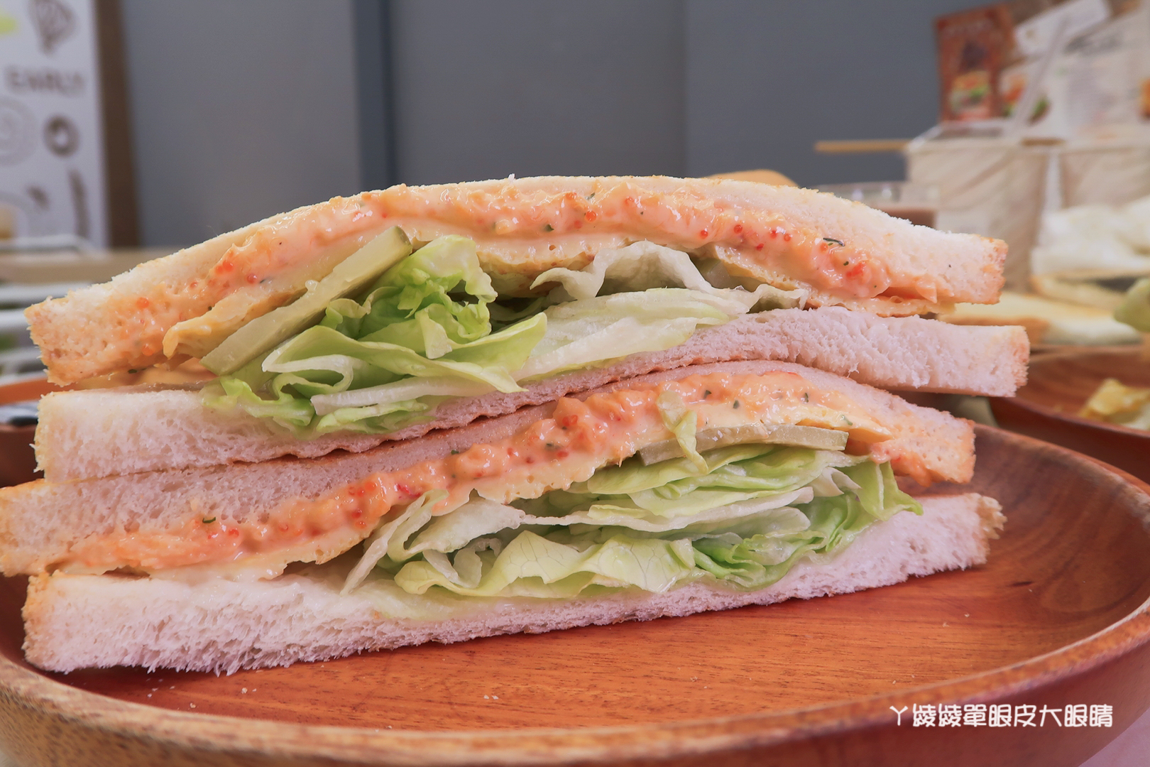 新竹早餐推薦｜早安公雞農場晨食！新竹東南街櫻花步道附近，霸氣又美味的槍客牛仔雞腿排老麵堡