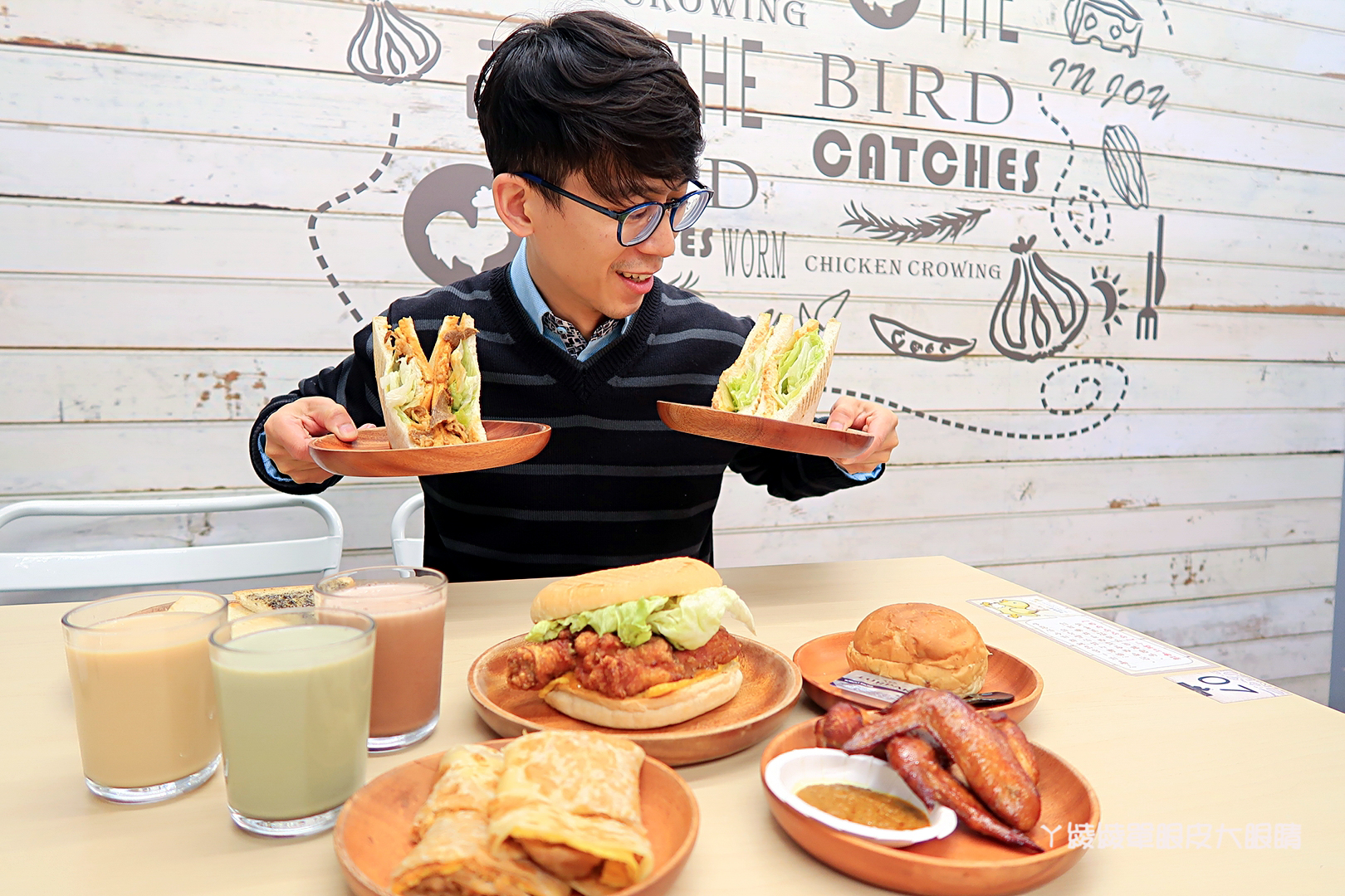 新竹早餐推薦｜早安公雞農場晨食！新竹東南街櫻花步道附近，霸氣又美味的槍客牛仔雞腿排老麵堡