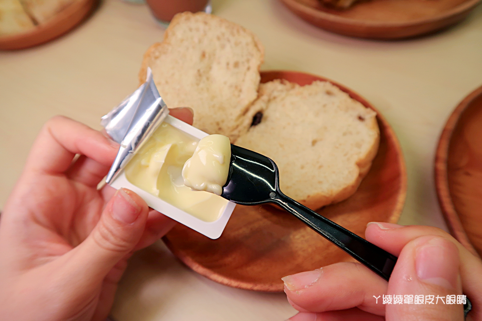 新竹早餐推薦｜早安公雞農場晨食！新竹東南街櫻花步道附近，霸氣又美味的槍客牛仔雞腿排老麵堡