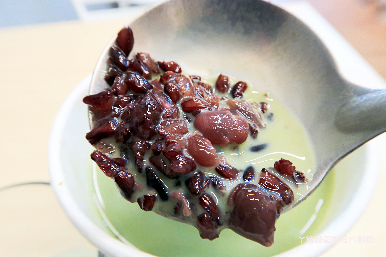 新竹早餐推薦｜早安公雞農場晨食！新竹東南街櫻花步道附近，霸氣又美味的槍客牛仔雞腿排老麵堡