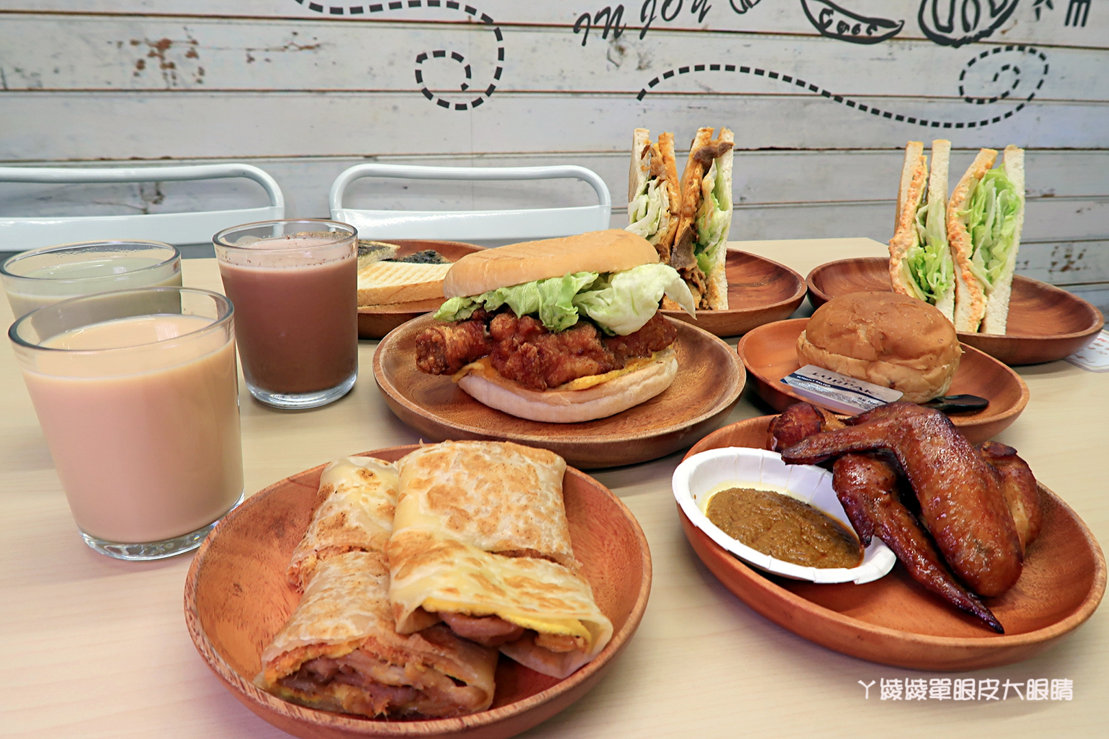 新竹早餐推薦｜早安公雞農場晨食！新竹東南街櫻花步道附近，霸氣又美味的槍客牛仔雞腿排老麵堡