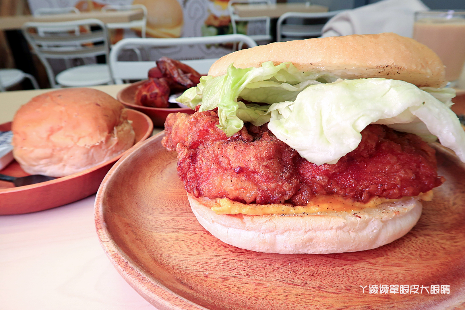 新竹早餐推薦｜早安公雞農場晨食！新竹東南街櫻花步道附近，霸氣又美味的槍客牛仔雞腿排老麵堡
