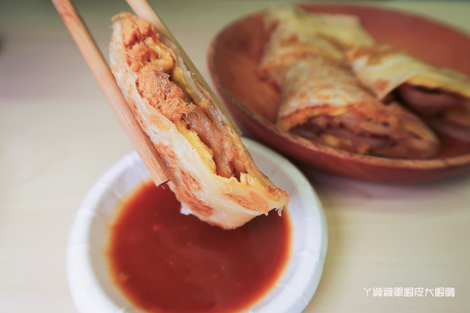 新竹早餐推薦｜早安公雞農場晨食！新竹東南街櫻花步道附近，霸氣又美味的槍客牛仔雞腿排老麵堡