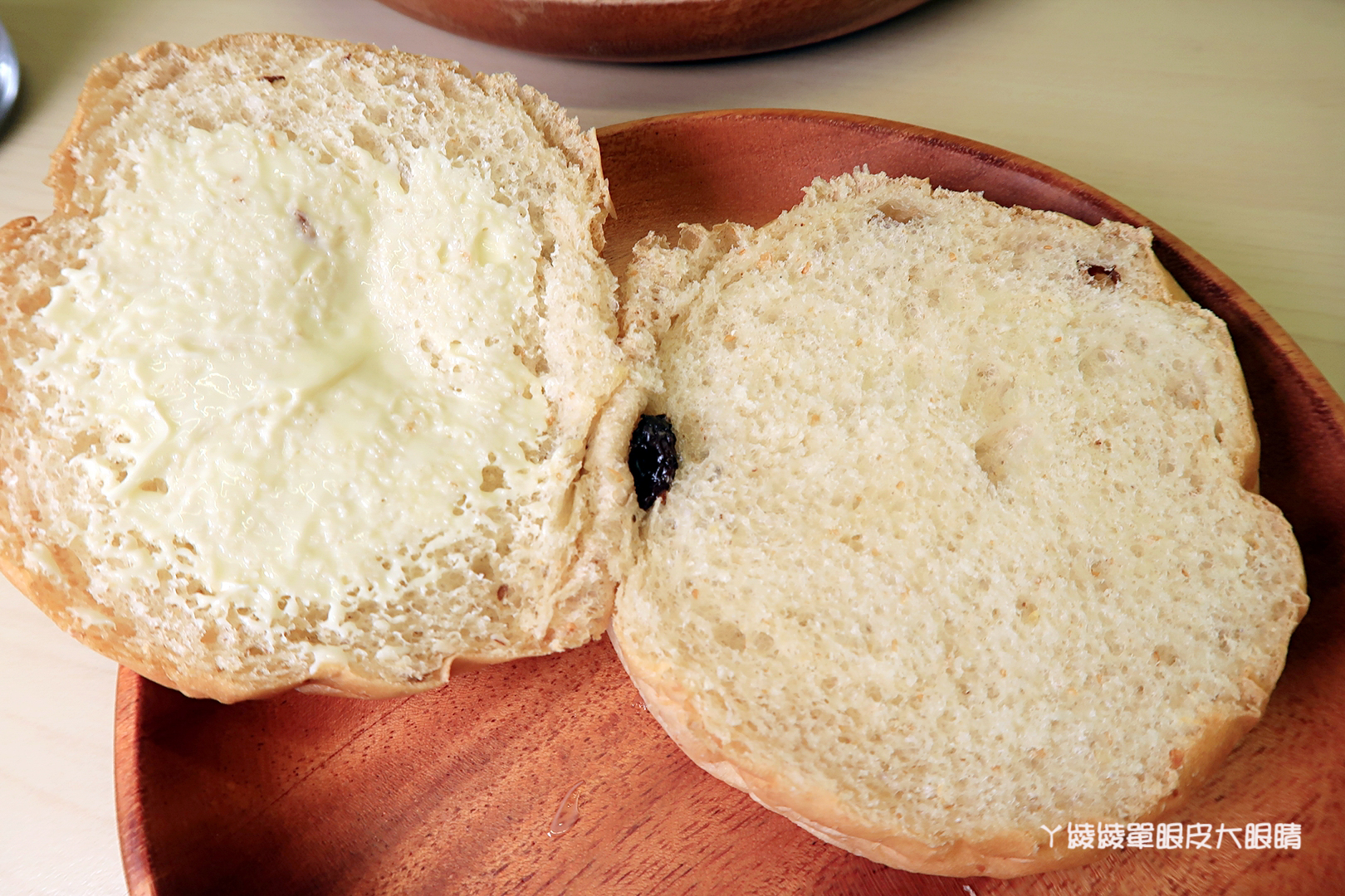 新竹早餐推薦｜早安公雞農場晨食！新竹東南街櫻花步道附近，霸氣又美味的槍客牛仔雞腿排老麵堡