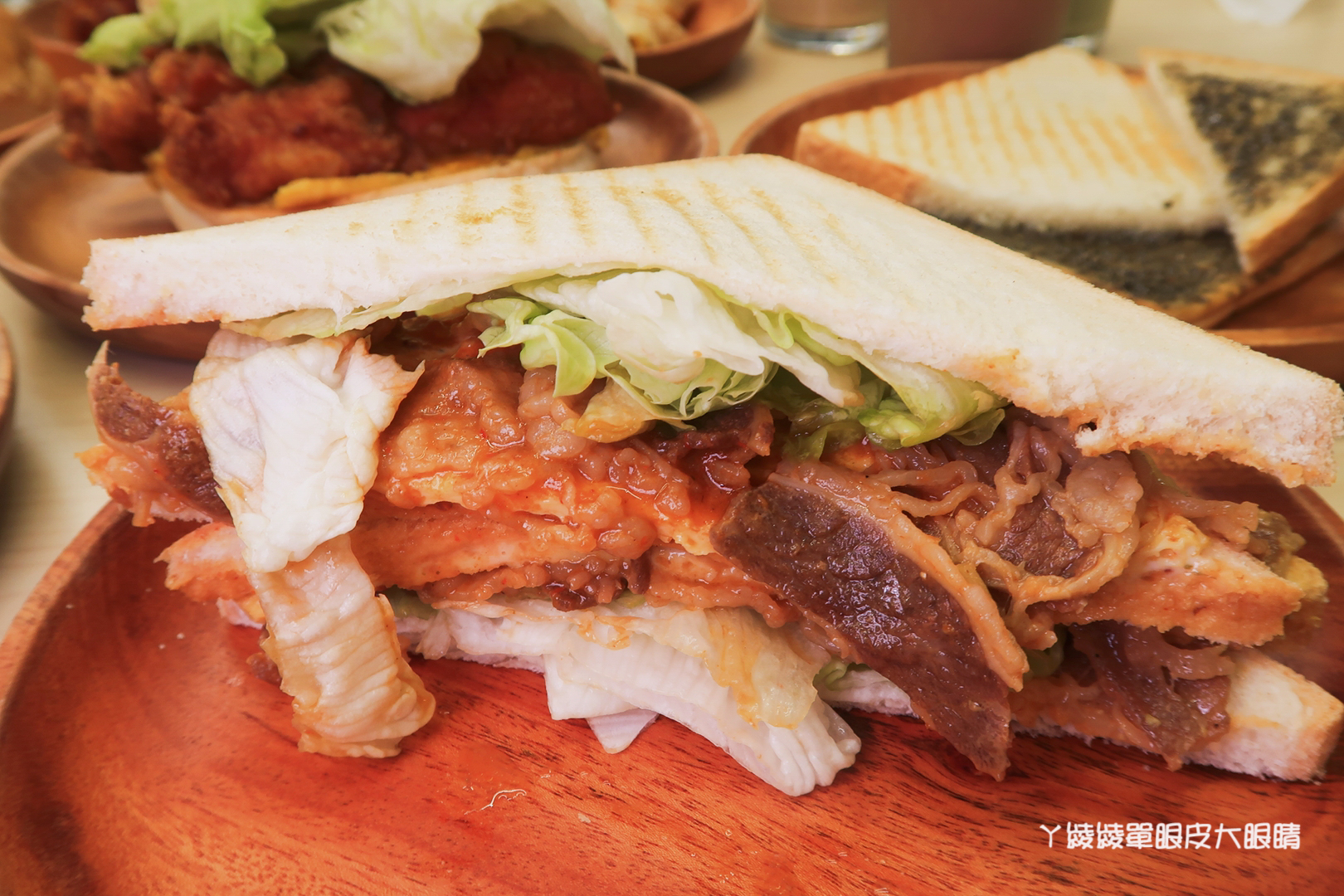 新竹早餐推薦｜早安公雞農場晨食！新竹東南街櫻花步道附近，霸氣又美味的槍客牛仔雞腿排老麵堡