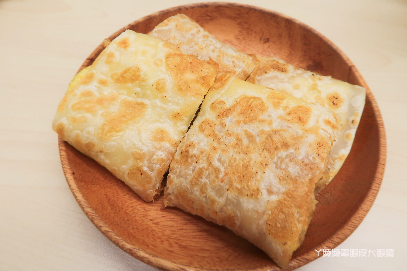 新竹早餐推薦｜早安公雞農場晨食！新竹東南街櫻花步道附近，霸氣又美味的槍客牛仔雞腿排老麵堡