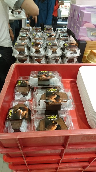 方師傅點心坊(漢神巨蛋購物廣場):高雄~方師傅V.S.奧瑪烘焙~超夯髒髒包大比拼~黑色旋風席捲全台~越髒越過癮~今天你髒了沒?? 方師傅點心坊(漢神巨蛋購物廣場):高雄~方師傅V.S.奧瑪烘焙~超夯髒髒包大比拼~黑色旋風席捲全台~越髒越過癮~今天你髒了沒??