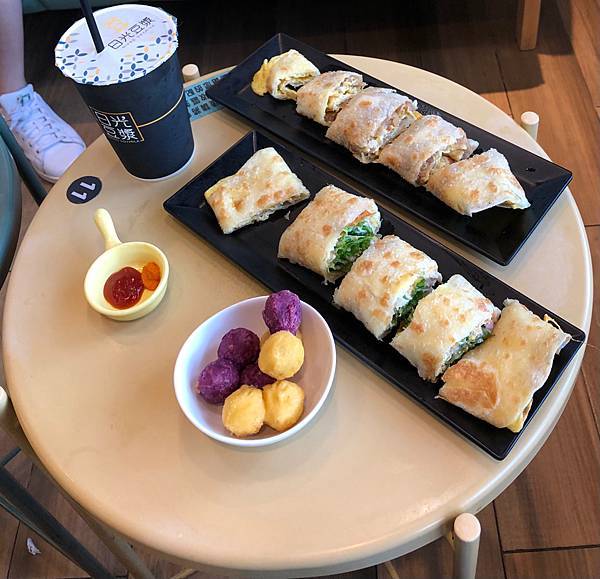 [ 竹北早午餐 ] 日光豆漿 - 竹北店/黑芝麻燒餅/老麵豆漿Q饅堡/豆漿吐司/豆漿漢堡/飯糰/酥皮蛋捲餅