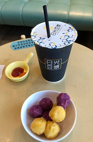 [ 竹北早午餐 ] 日光豆漿 - 竹北店/黑芝麻燒餅/老麵豆漿Q饅堡/豆漿吐司/豆漿漢堡/飯糰/酥皮蛋捲餅