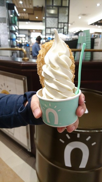 Street Churros(漢神巨蛋店)：高雄漢神巨蛋~Street Churros~馬蹄造型吉拿圈外酥內Q~就是幸福的滋味~