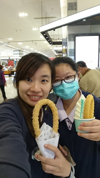 Street Churros(漢神巨蛋店)：高雄漢神巨蛋~Street Churros~馬蹄造型吉拿圈外酥內Q~就是幸福的滋味~