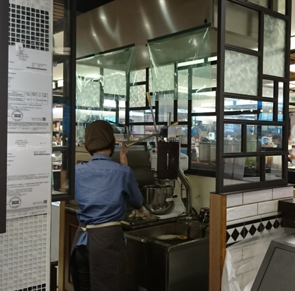 Street Churros(漢神巨蛋店)：高雄漢神巨蛋~Street Churros~馬蹄造型吉拿圈外酥內Q~就是幸福的滋味~