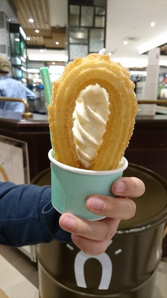 Street Churros(漢神巨蛋店)：高雄漢神巨蛋~Street Churros~馬蹄造型吉拿圈外酥內Q~就是幸福的滋味~