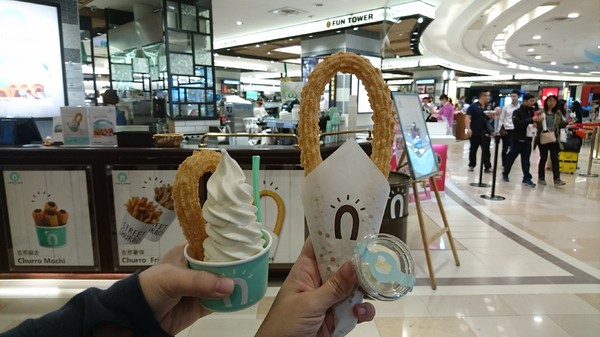 Street Churros(漢神巨蛋店)：高雄漢神巨蛋~Street Churros~馬蹄造型吉拿圈外酥內Q~就是幸福的滋味~