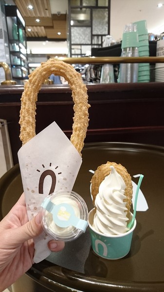 Street Churros(漢神巨蛋店)：高雄漢神巨蛋~Street Churros~馬蹄造型吉拿圈外酥內Q~就是幸福的滋味~