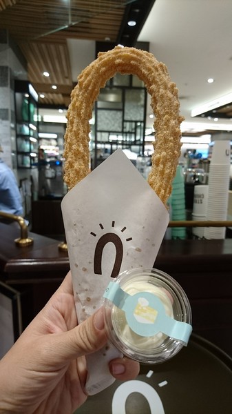 Street Churros(漢神巨蛋店)：高雄漢神巨蛋~Street Churros~馬蹄造型吉拿圈外酥內Q~就是幸福的滋味~