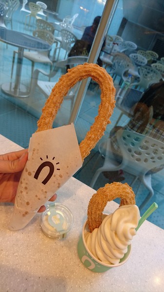 Street Churros(漢神巨蛋店)：高雄漢神巨蛋~Street Churros~馬蹄造型吉拿圈外酥內Q~就是幸福的滋味~