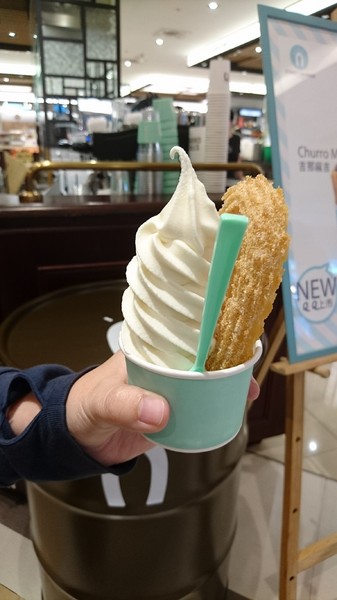 Street Churros(漢神巨蛋店)：高雄漢神巨蛋~Street Churros~馬蹄造型吉拿圈外酥內Q~就是幸福的滋味~