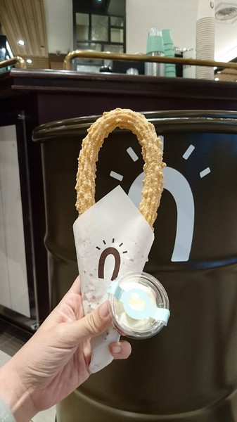 Street Churros(漢神巨蛋店)：高雄漢神巨蛋~Street Churros~馬蹄造型吉拿圈外酥內Q~就是幸福的滋味~