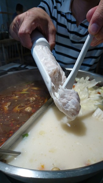 愛食鍋-麻辣鴛鴦鍋(裕誠路297號)：高雄~愛食鍋 麻辣鴛鴦鍋~超狂長肉盤 大份量肉品~鴨血.豆腐.白飯無限量供應~愛玩客推薦~