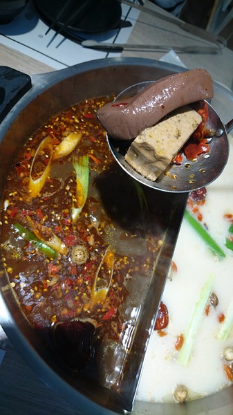 愛食鍋-麻辣鴛鴦鍋(裕誠路297號)：高雄~愛食鍋 麻辣鴛鴦鍋~超狂長肉盤 大份量肉品~鴨血.豆腐.白飯無限量供應~愛玩客推薦~