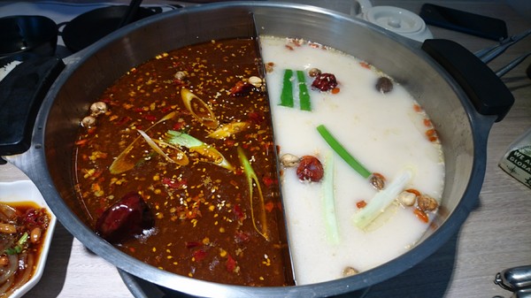 愛食鍋-麻辣鴛鴦鍋(裕誠路297號)：高雄~愛食鍋 麻辣鴛鴦鍋~超狂長肉盤 大份量肉品~鴨血.豆腐.白飯無限量供應~愛玩客推薦~