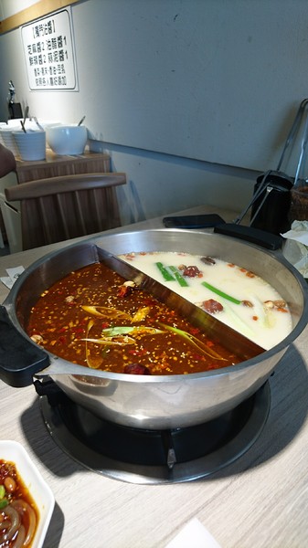 愛食鍋-麻辣鴛鴦鍋(裕誠路297號)：高雄~愛食鍋 麻辣鴛鴦鍋~超狂長肉盤 大份量肉品~鴨血.豆腐.白飯無限量供應~愛玩客推薦~