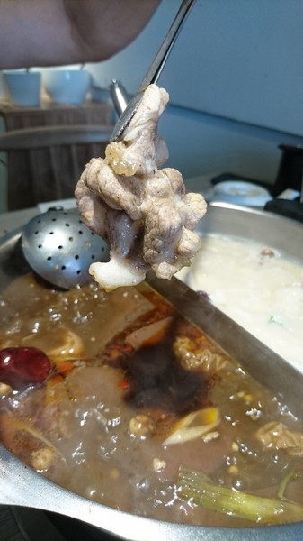 愛食鍋-麻辣鴛鴦鍋(裕誠路297號)：高雄~愛食鍋 麻辣鴛鴦鍋~超狂長肉盤 大份量肉品~鴨血.豆腐.白飯無限量供應~愛玩客推薦~