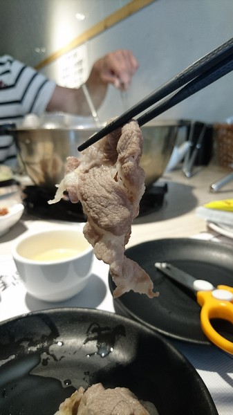 愛食鍋-麻辣鴛鴦鍋(裕誠路297號)：高雄~愛食鍋 麻辣鴛鴦鍋~超狂長肉盤 大份量肉品~鴨血.豆腐.白飯無限量供應~愛玩客推薦~