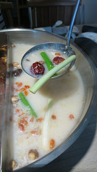 愛食鍋-麻辣鴛鴦鍋(裕誠路297號)：高雄~愛食鍋 麻辣鴛鴦鍋~超狂長肉盤 大份量肉品~鴨血.豆腐.白飯無限量供應~愛玩客推薦~