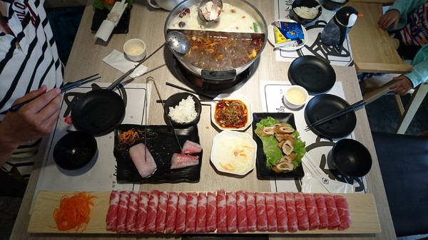 愛食鍋-麻辣鴛鴦鍋(裕誠路297號)：高雄~愛食鍋 麻辣鴛鴦鍋~超狂長肉盤 大份量肉品~鴨血.豆腐.白飯無限量供應~愛玩客推薦~