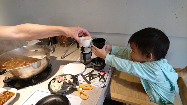 愛食鍋-麻辣鴛鴦鍋(裕誠路297號)：高雄~愛食鍋 麻辣鴛鴦鍋~超狂長肉盤 大份量肉品~鴨血.豆腐.白飯無限量供應~愛玩客推薦~