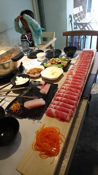 愛食鍋-麻辣鴛鴦鍋(裕誠路297號)：高雄~愛食鍋 麻辣鴛鴦鍋~超狂長肉盤 大份量肉品~鴨血.豆腐.白飯無限量供應~愛玩客推薦~