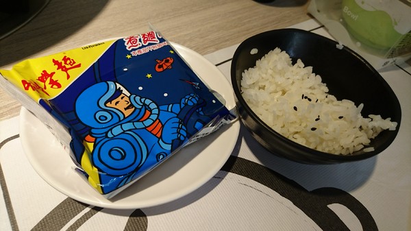 愛食鍋-麻辣鴛鴦鍋(裕誠路297號)：高雄~愛食鍋 麻辣鴛鴦鍋~超狂長肉盤 大份量肉品~鴨血.豆腐.白飯無限量供應~愛玩客推薦~