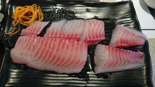 愛食鍋-麻辣鴛鴦鍋(裕誠路297號)：高雄~愛食鍋 麻辣鴛鴦鍋~超狂長肉盤 大份量肉品~鴨血.豆腐.白飯無限量供應~愛玩客推薦~