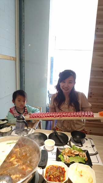 愛食鍋-麻辣鴛鴦鍋(裕誠路297號)：高雄~愛食鍋 麻辣鴛鴦鍋~超狂長肉盤 大份量肉品~鴨血.豆腐.白飯無限量供應~愛玩客推薦~