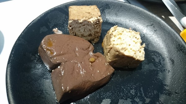 愛食鍋-麻辣鴛鴦鍋(裕誠路297號)：高雄~愛食鍋 麻辣鴛鴦鍋~超狂長肉盤 大份量肉品~鴨血.豆腐.白飯無限量供應~愛玩客推薦~