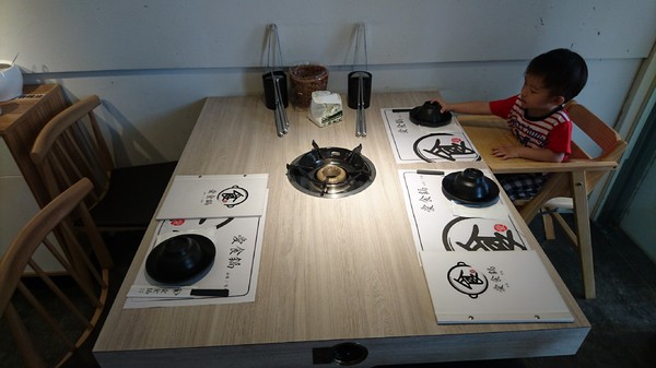 愛食鍋-麻辣鴛鴦鍋(裕誠路297號)：高雄~愛食鍋 麻辣鴛鴦鍋~超狂長肉盤 大份量肉品~鴨血.豆腐.白飯無限量供應~愛玩客推薦~