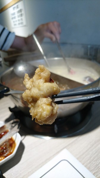 愛食鍋-麻辣鴛鴦鍋(裕誠路297號)：高雄~愛食鍋 麻辣鴛鴦鍋~超狂長肉盤 大份量肉品~鴨血.豆腐.白飯無限量供應~愛玩客推薦~