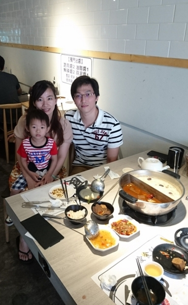 愛食鍋-麻辣鴛鴦鍋(裕誠路297號)：高雄~愛食鍋 麻辣鴛鴦鍋~超狂長肉盤 大份量肉品~鴨血.豆腐.白飯無限量供應~愛玩客推薦~