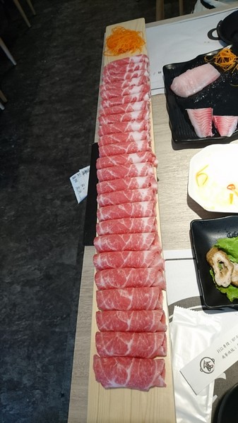 愛食鍋-麻辣鴛鴦鍋(裕誠路297號)：高雄~愛食鍋 麻辣鴛鴦鍋~超狂長肉盤 大份量肉品~鴨血.豆腐.白飯無限量供應~愛玩客推薦~