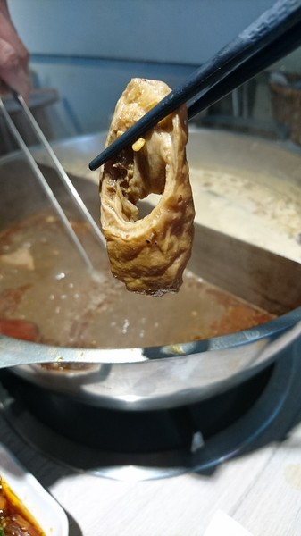 愛食鍋-麻辣鴛鴦鍋(裕誠路297號)：高雄~愛食鍋 麻辣鴛鴦鍋~超狂長肉盤 大份量肉品~鴨血.豆腐.白飯無限量供應~愛玩客推薦~