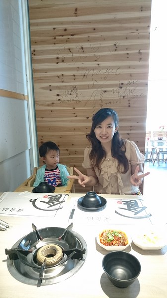 愛食鍋-麻辣鴛鴦鍋(裕誠路297號)：高雄~愛食鍋 麻辣鴛鴦鍋~超狂長肉盤 大份量肉品~鴨血.豆腐.白飯無限量供應~愛玩客推薦~