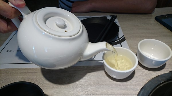 愛食鍋-麻辣鴛鴦鍋(裕誠路297號)：高雄~愛食鍋 麻辣鴛鴦鍋~超狂長肉盤 大份量肉品~鴨血.豆腐.白飯無限量供應~愛玩客推薦~