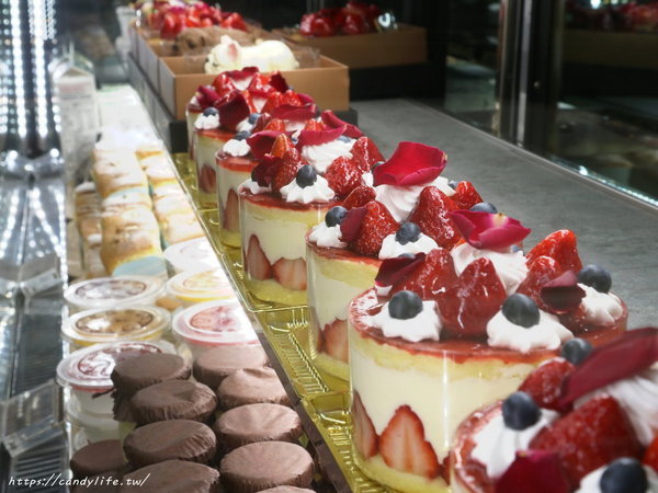 旅禾 泡芙之家：台中美食│不用跑好市多，在旅禾泡芙之家也吃的到超爆漿芋泥包！同場加映母親節蛋糕預購優惠～