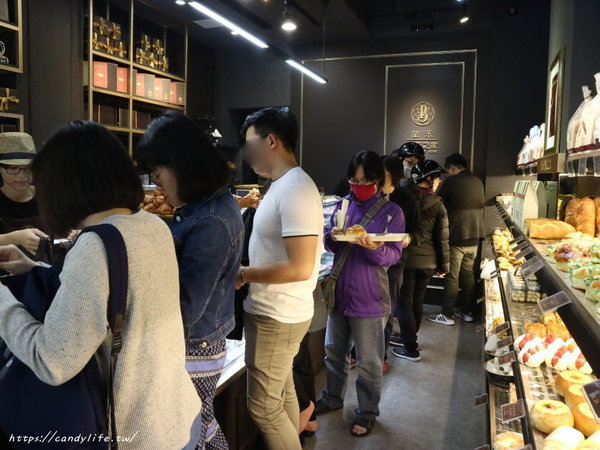 旅禾 泡芙之家：台中美食│不用跑好市多，在旅禾泡芙之家也吃的到超爆漿芋泥包！同場加映母親節蛋糕預購優惠～